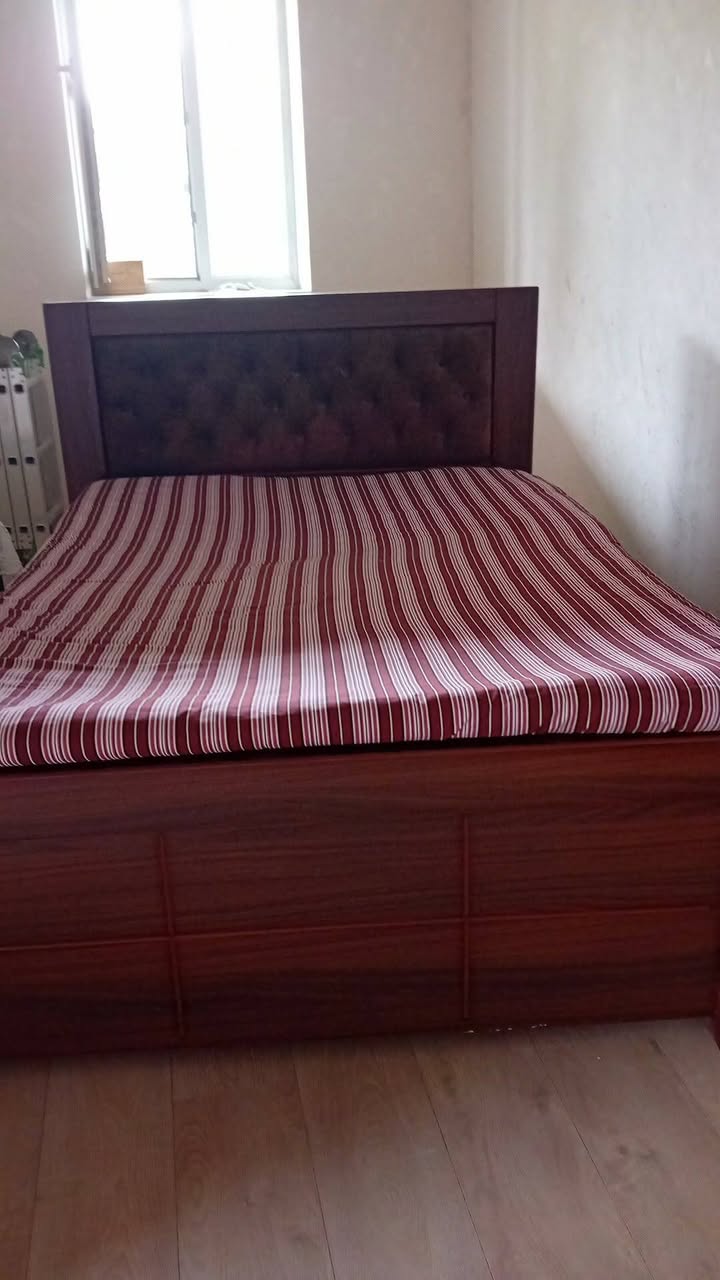 Otaqda avtokarxanada ailədən böyük yerli taxta satılır