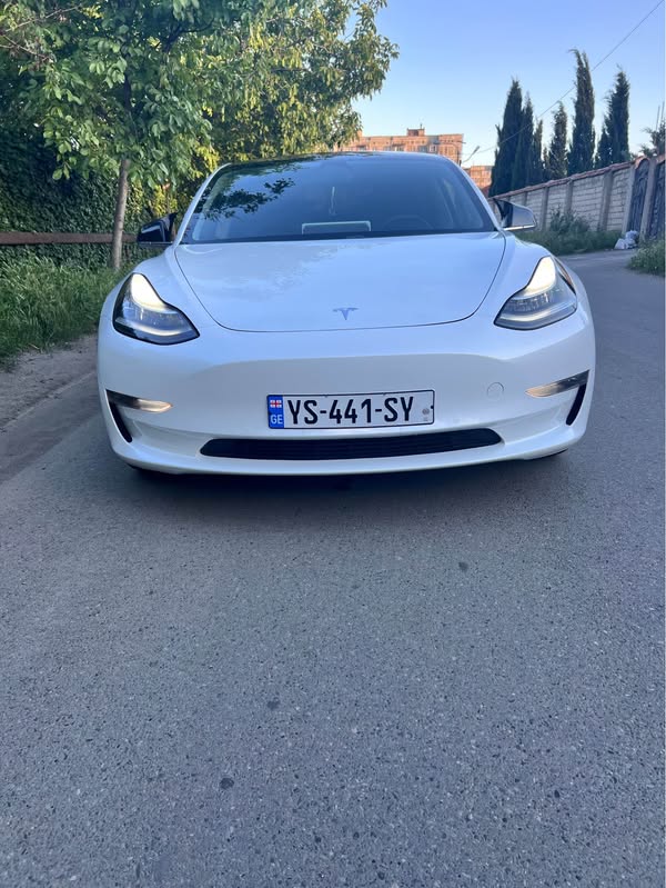 Avtomobil