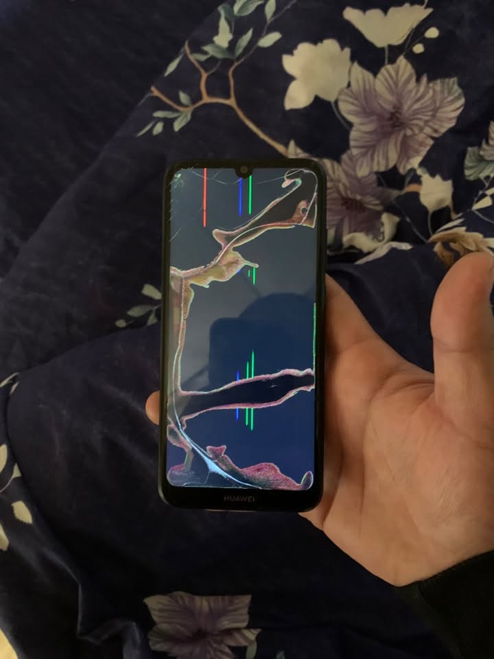 იყიდება huawei Y6 ტელეფონს აქვს დაზიანებული