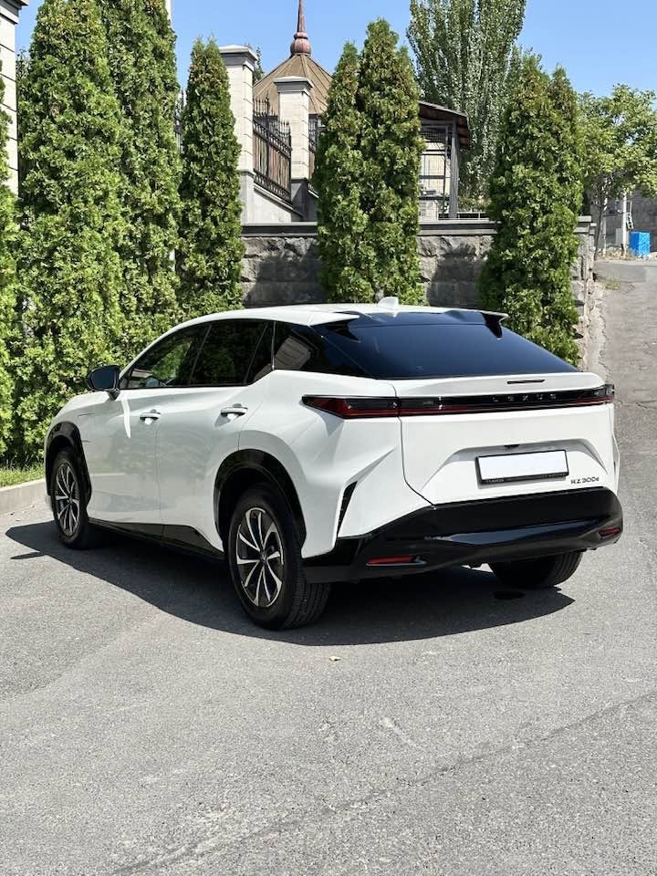 Lexus RZ300e 2024
