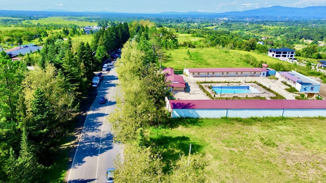 Otel sigara önünde satılık. Bina inşaat halinde