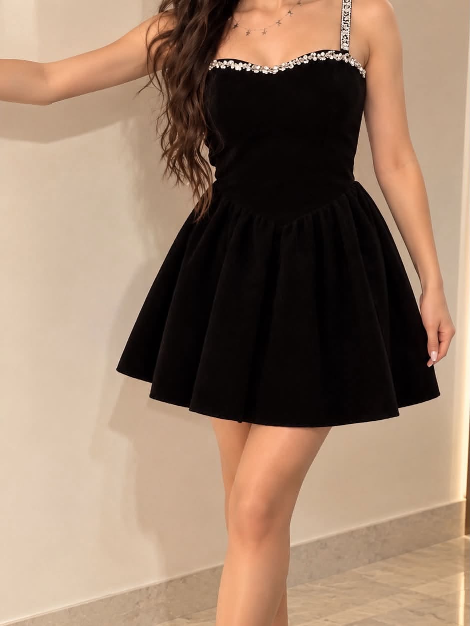 შავი მინი კაბა ქვებით