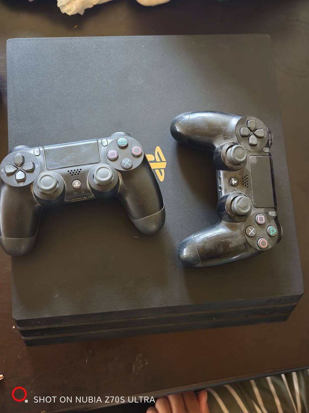 Продается PlayStation 4/pro 2 жостика 2021 — 85,000֏