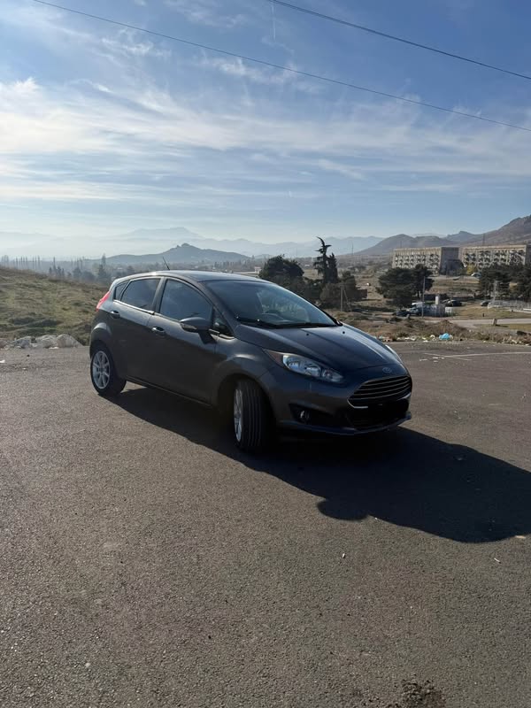 Ford Fiesta 2017 — 4000$
