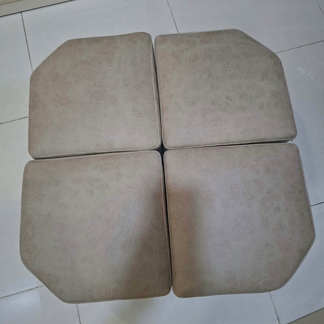 Table with 4 poufs, barely used