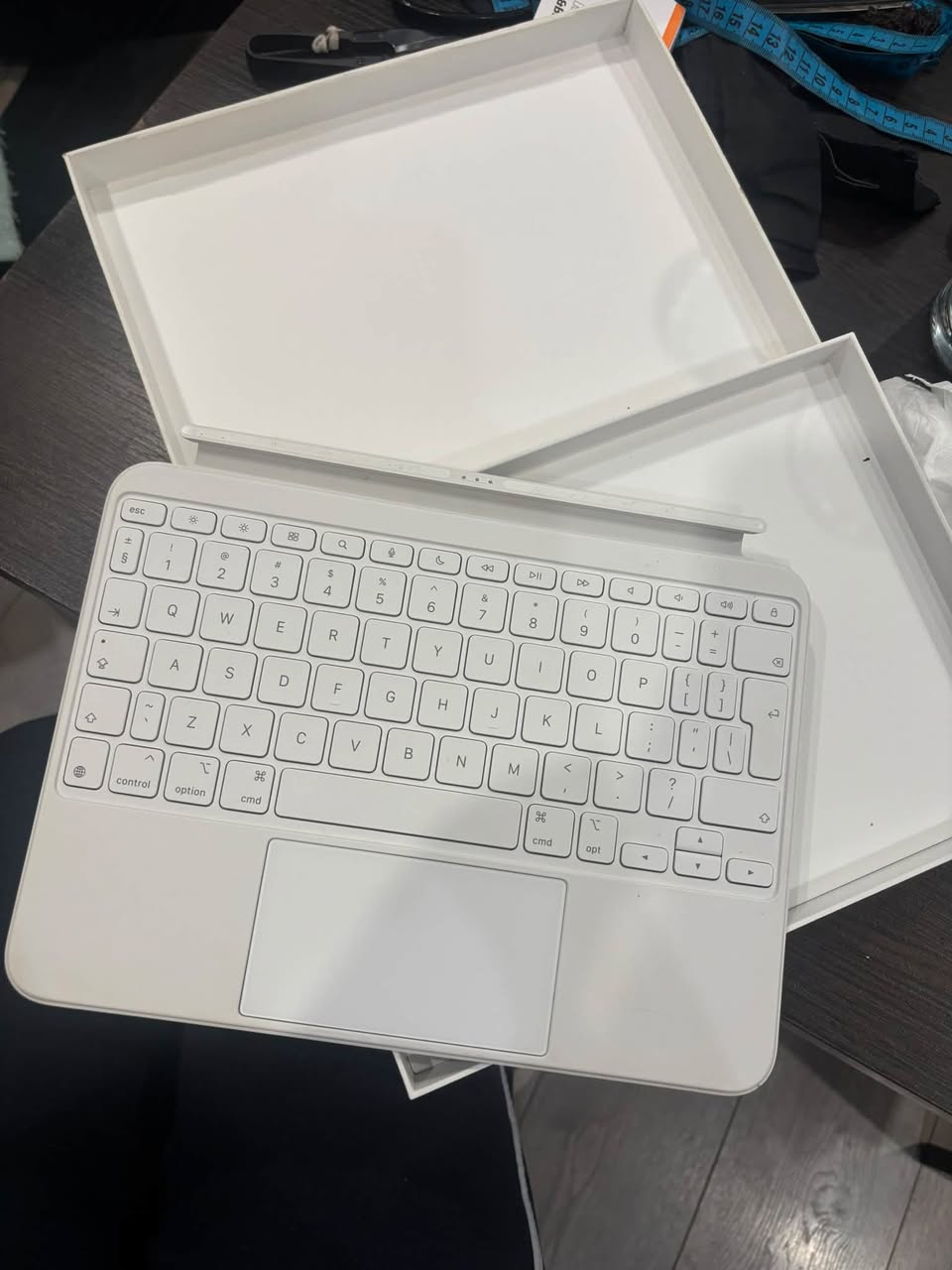 იყიდება ორიგინალი Apple Magic Keyboard Folio-ს