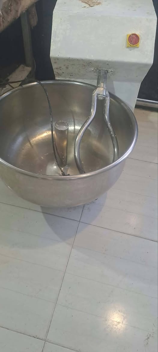 Satılık hamur makinesi. 40_45kg ürün su deposunda yeni gibidir — 1,800₾