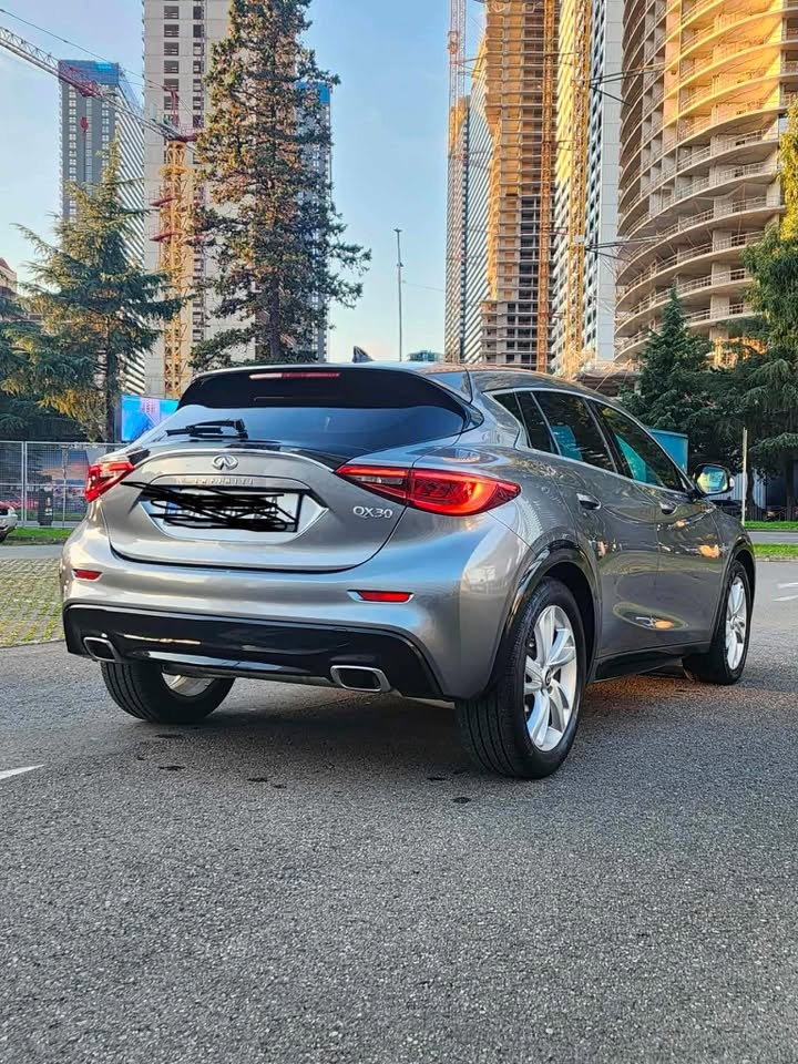 Infiniti QX30 2017 — 10,500$