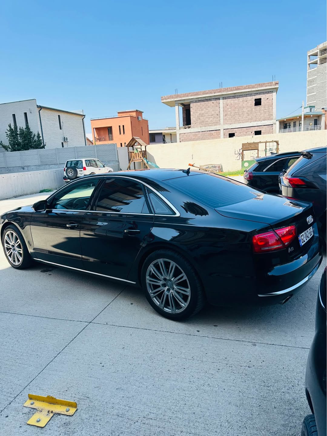 Audi A8 2010 — 9,500$