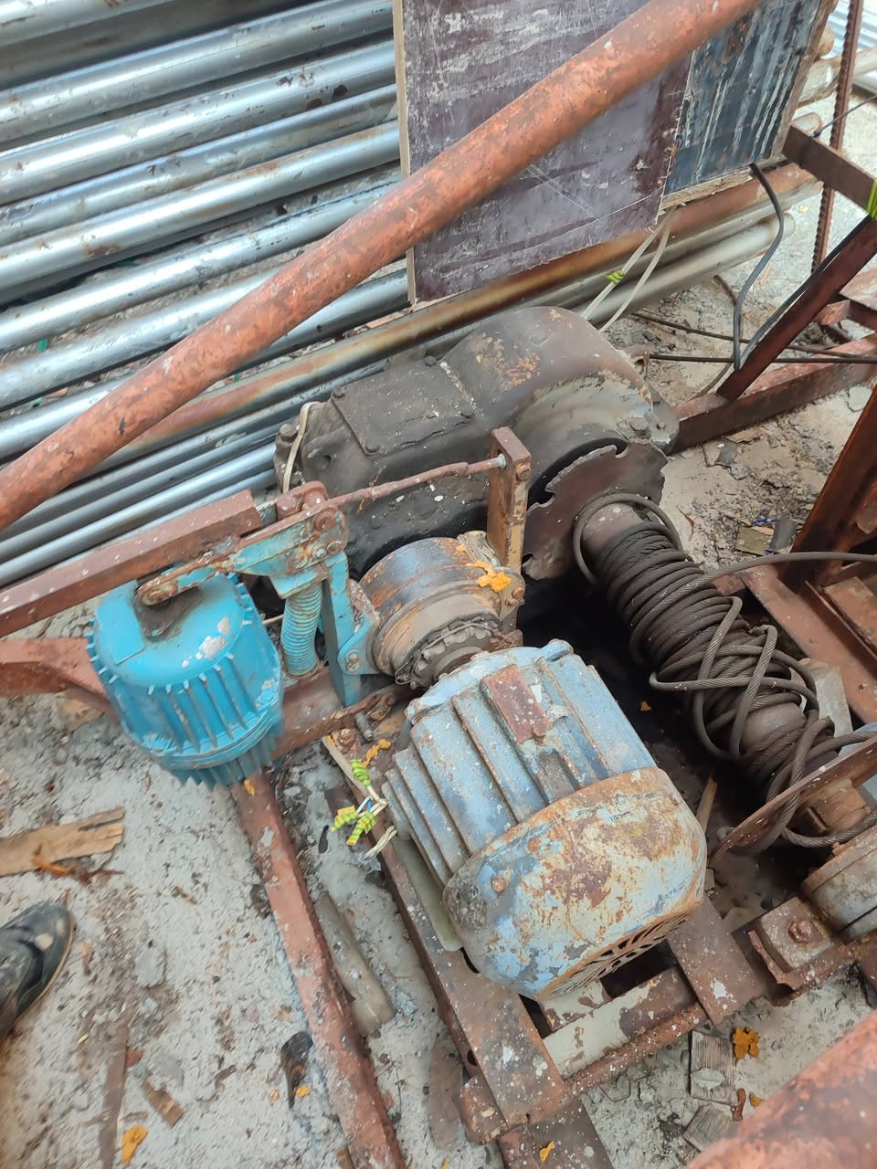 Three-phase electric motor with winch