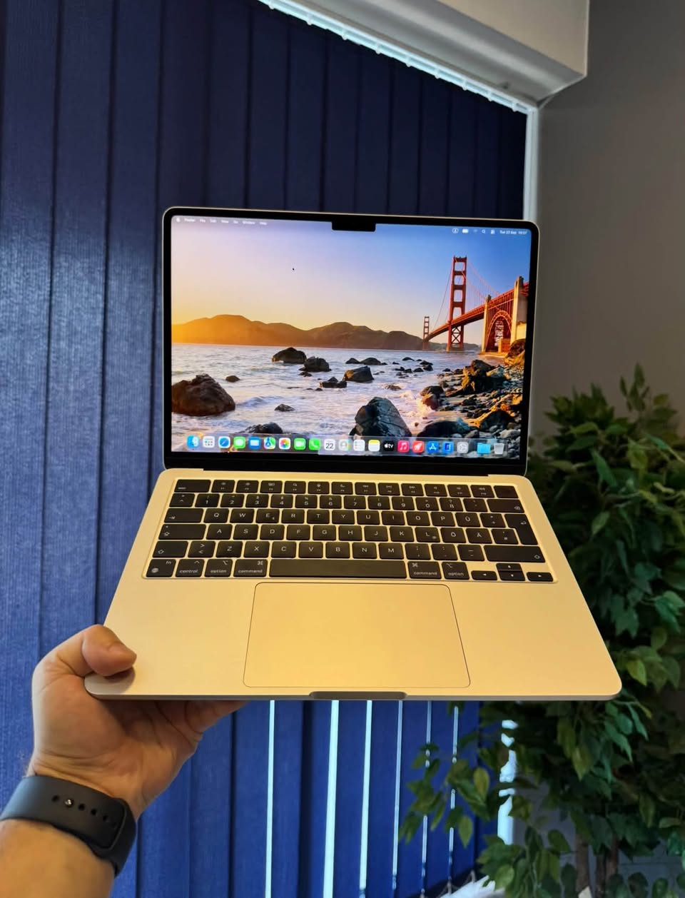 MacBook Air M3 Starlight легкий, тонкий,