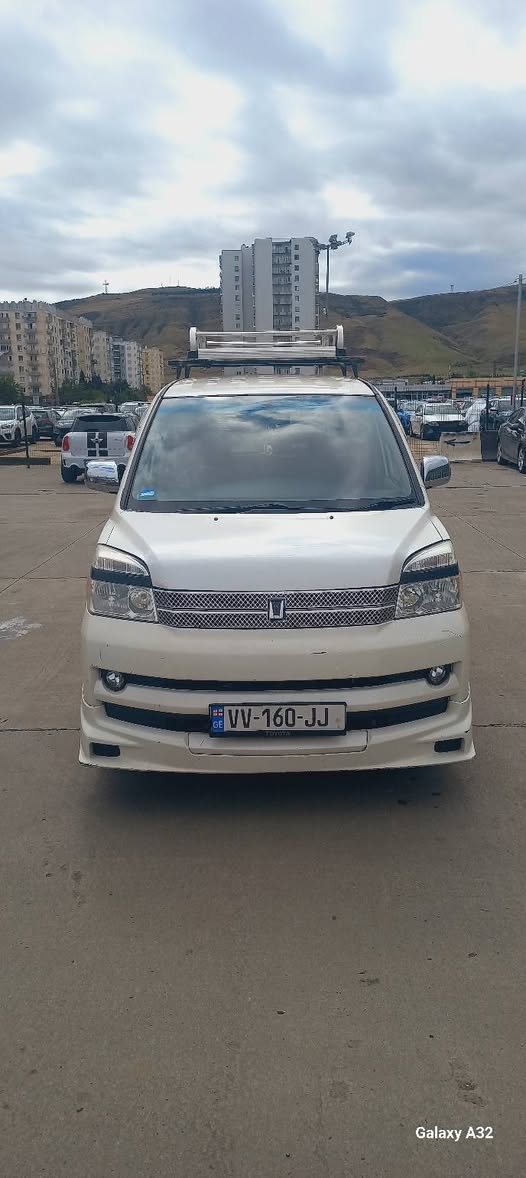 Toyota Voxy 2002 — 3,200$