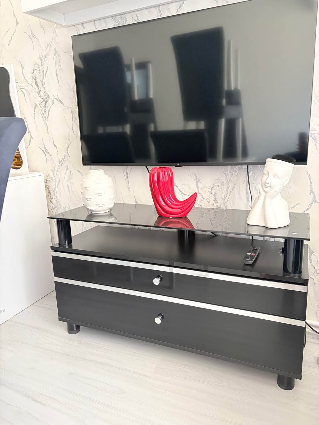 Qara TV stendi, şüşə rəfli