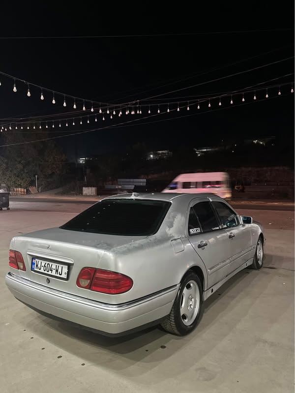 Avtomobil