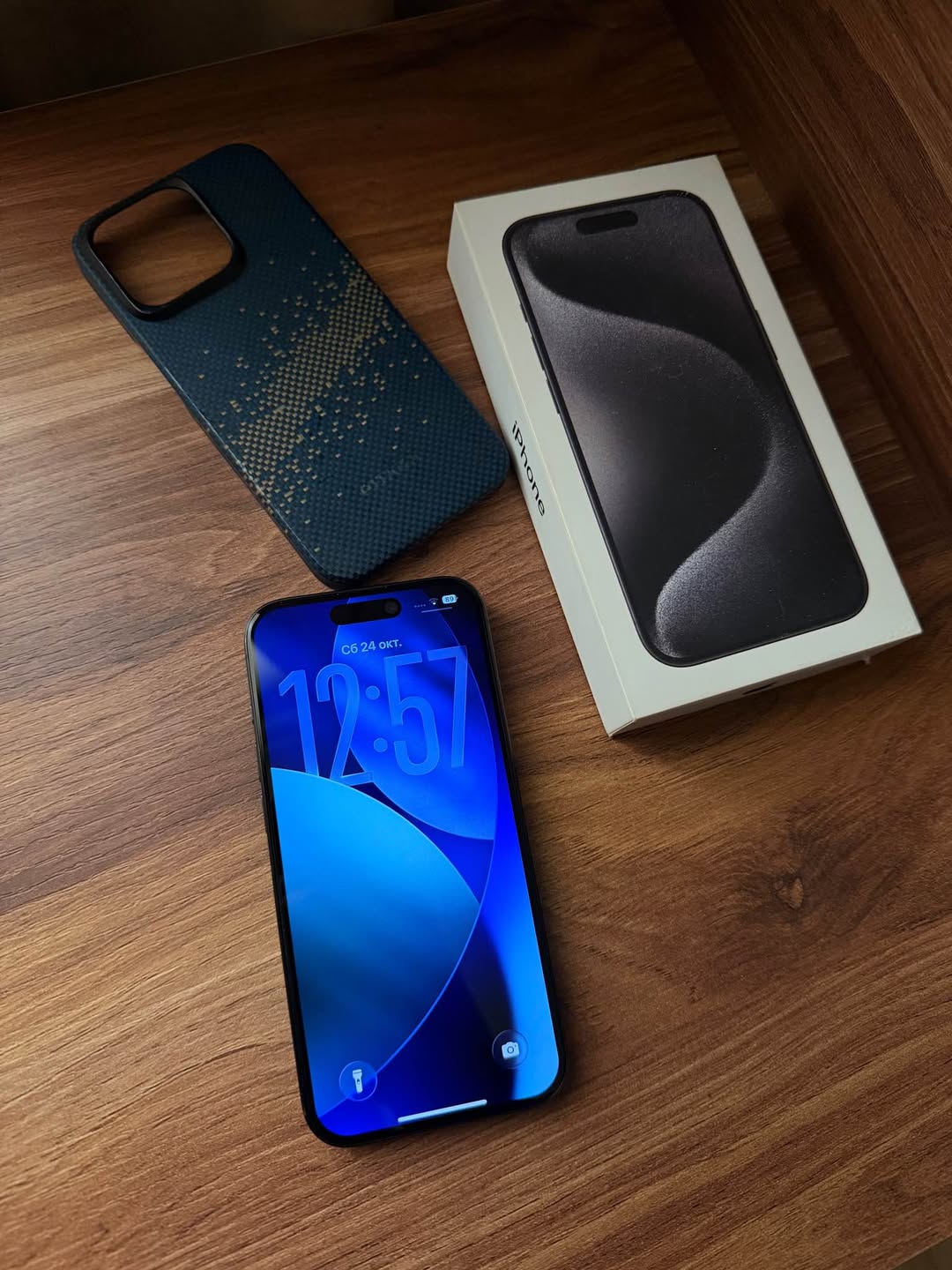 iPhone with Pitaka case, battery 95%