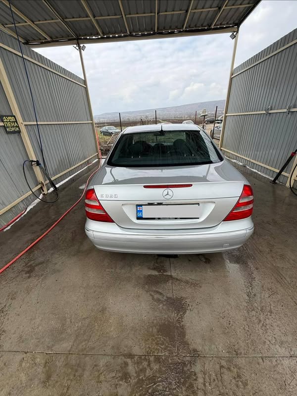 Avtomobil