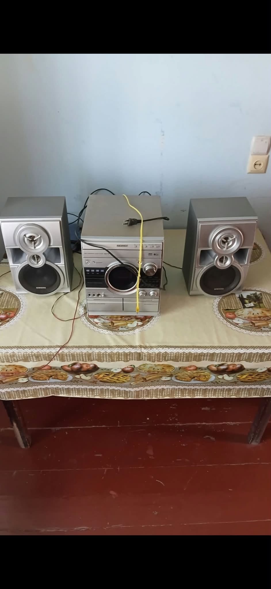 Samsung stereo system with two speakers