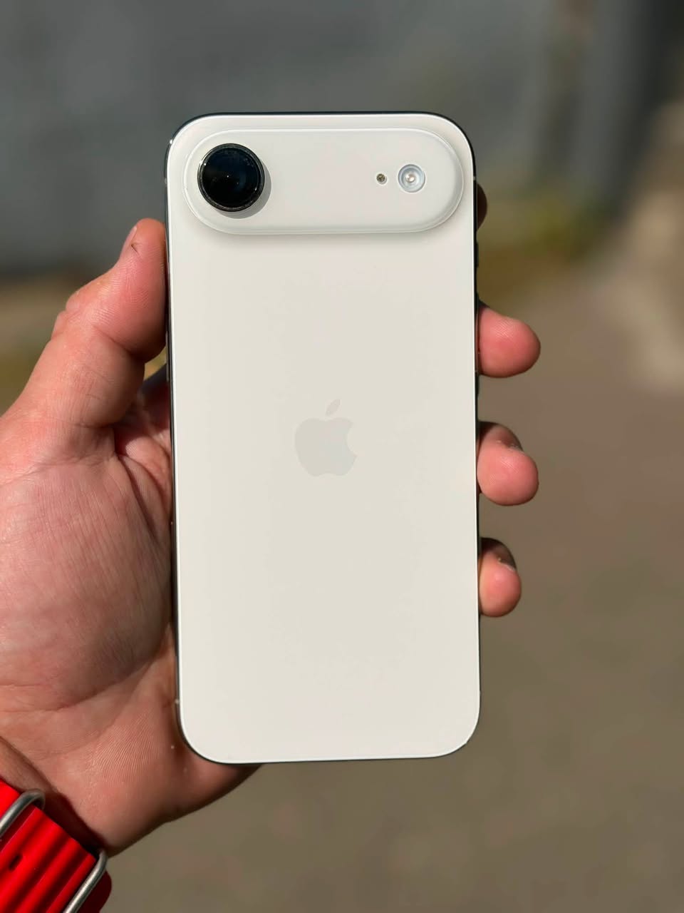 17 Air -256GB. 2400 lari gift shop