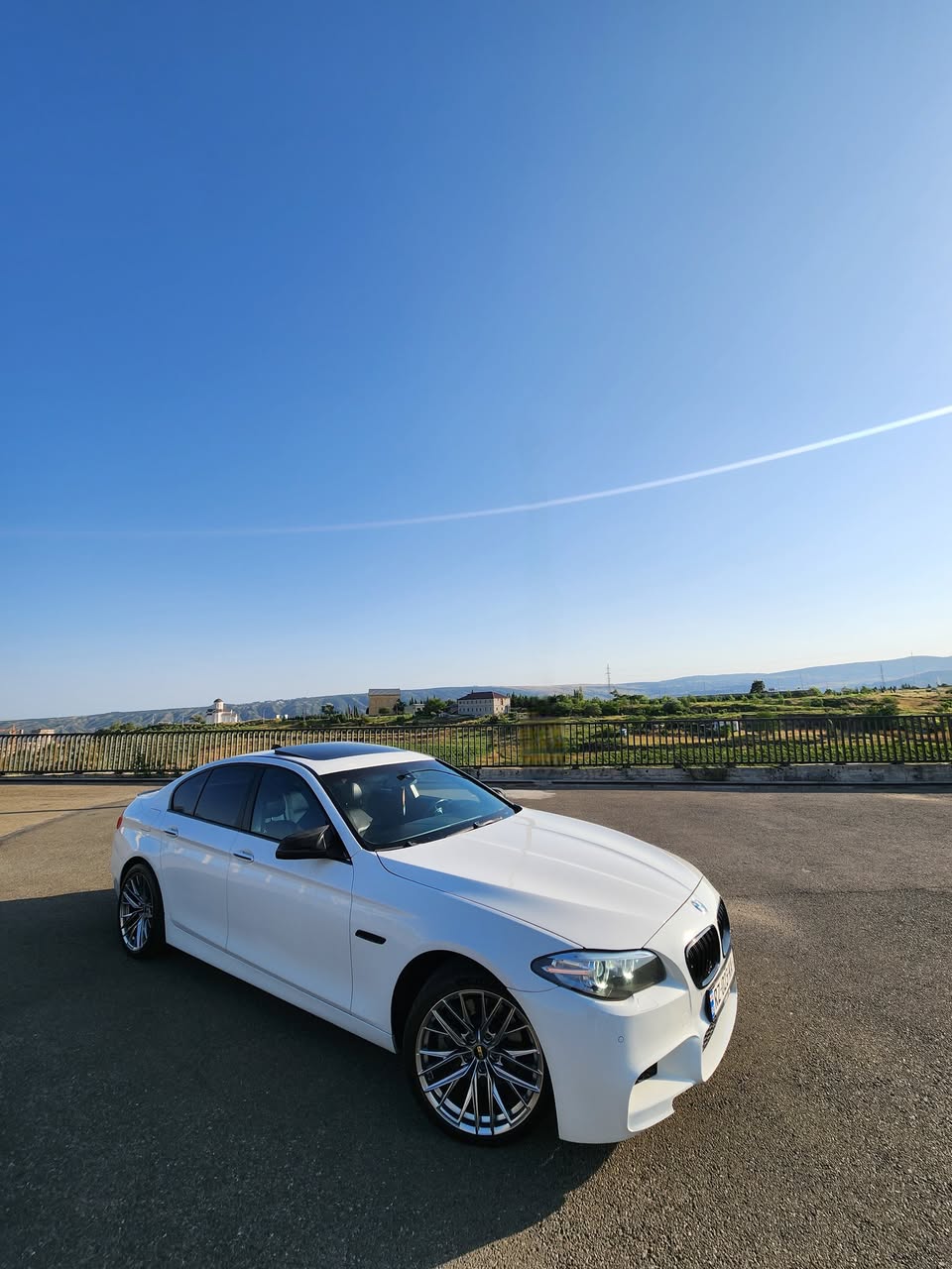 BMW F10 2015 — 8,500$