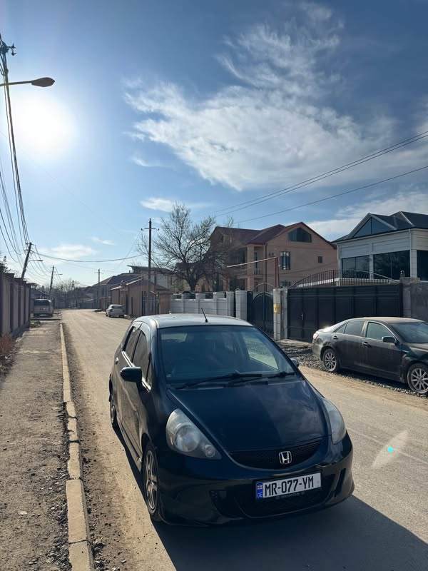 Avtomobil