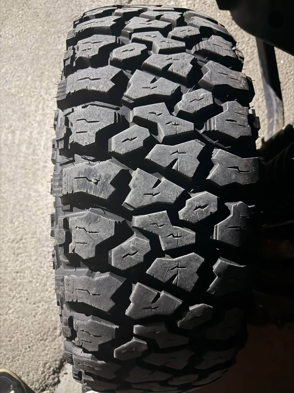 იყიდება 315/75 რ16 35 ინჩიანი ფასი