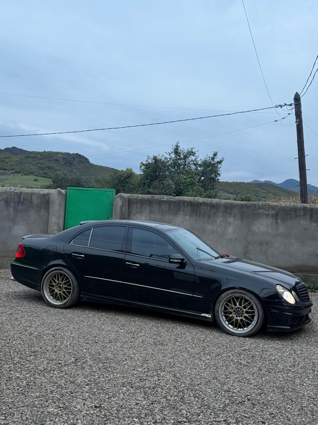 Avtomobil