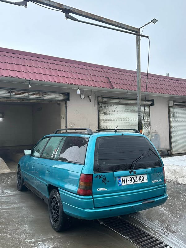 Avtomobil