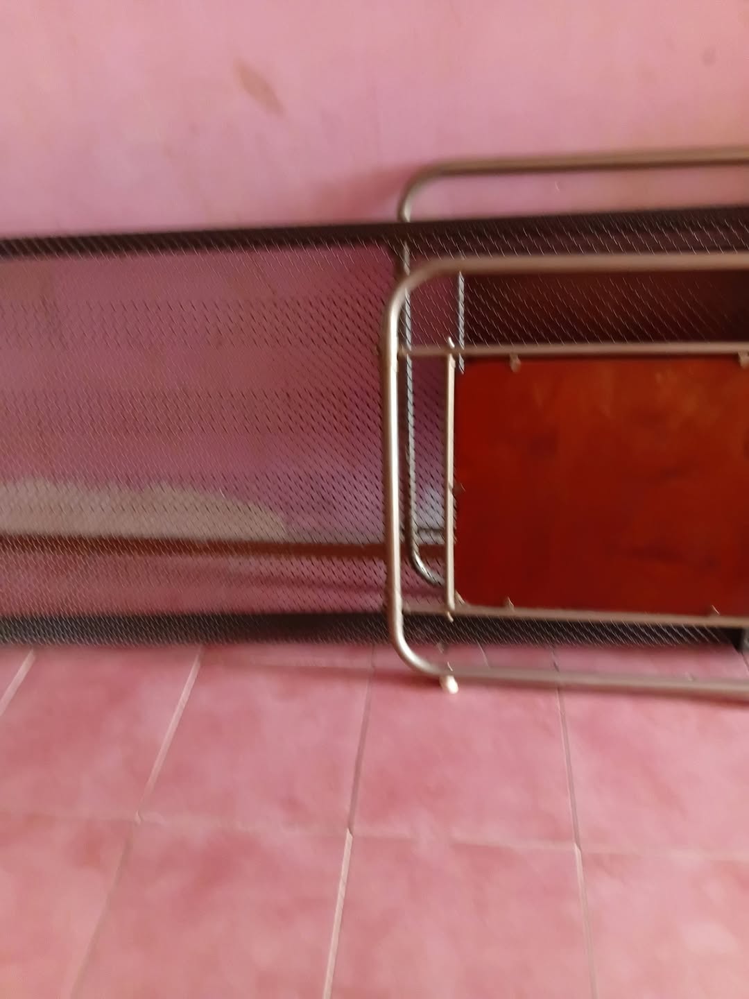 Aileden demir yatak satılır. Fiyatı 60 lari