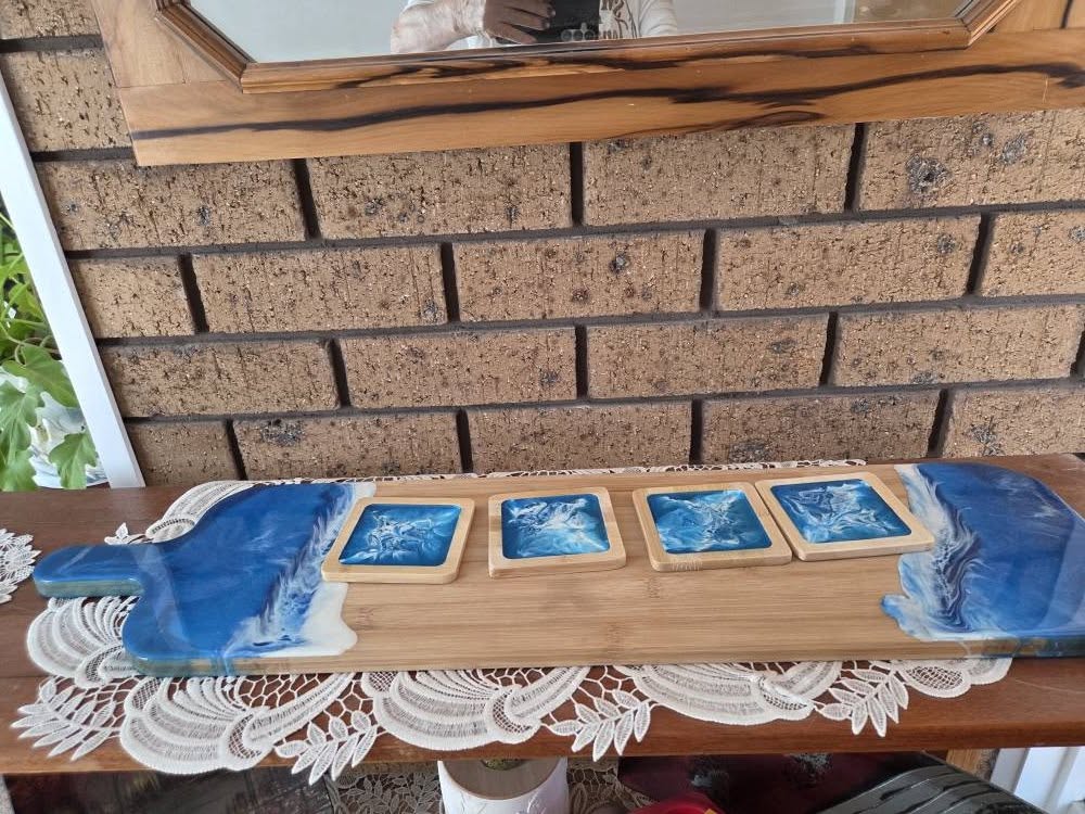 Resin serving board with 4 coasters