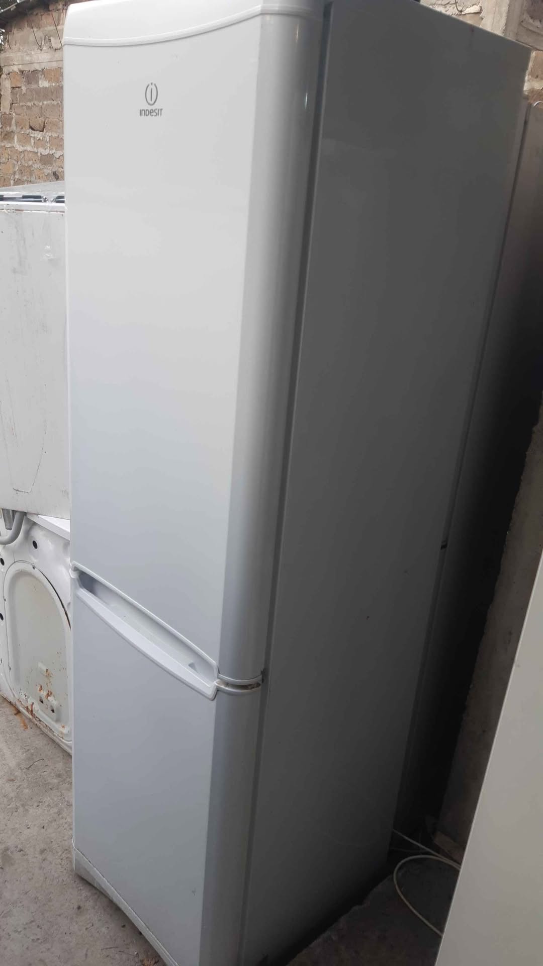 Indesit soyuducu, yaxşı vəziyyətdə