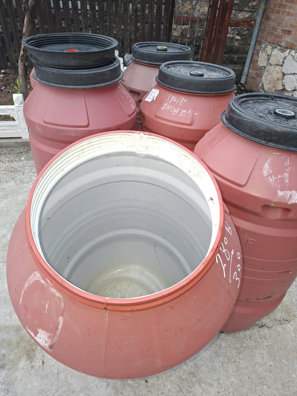 სენაკში ვყიდი 250 ლიტრიანებს პიშევოი კარგი — 70₾