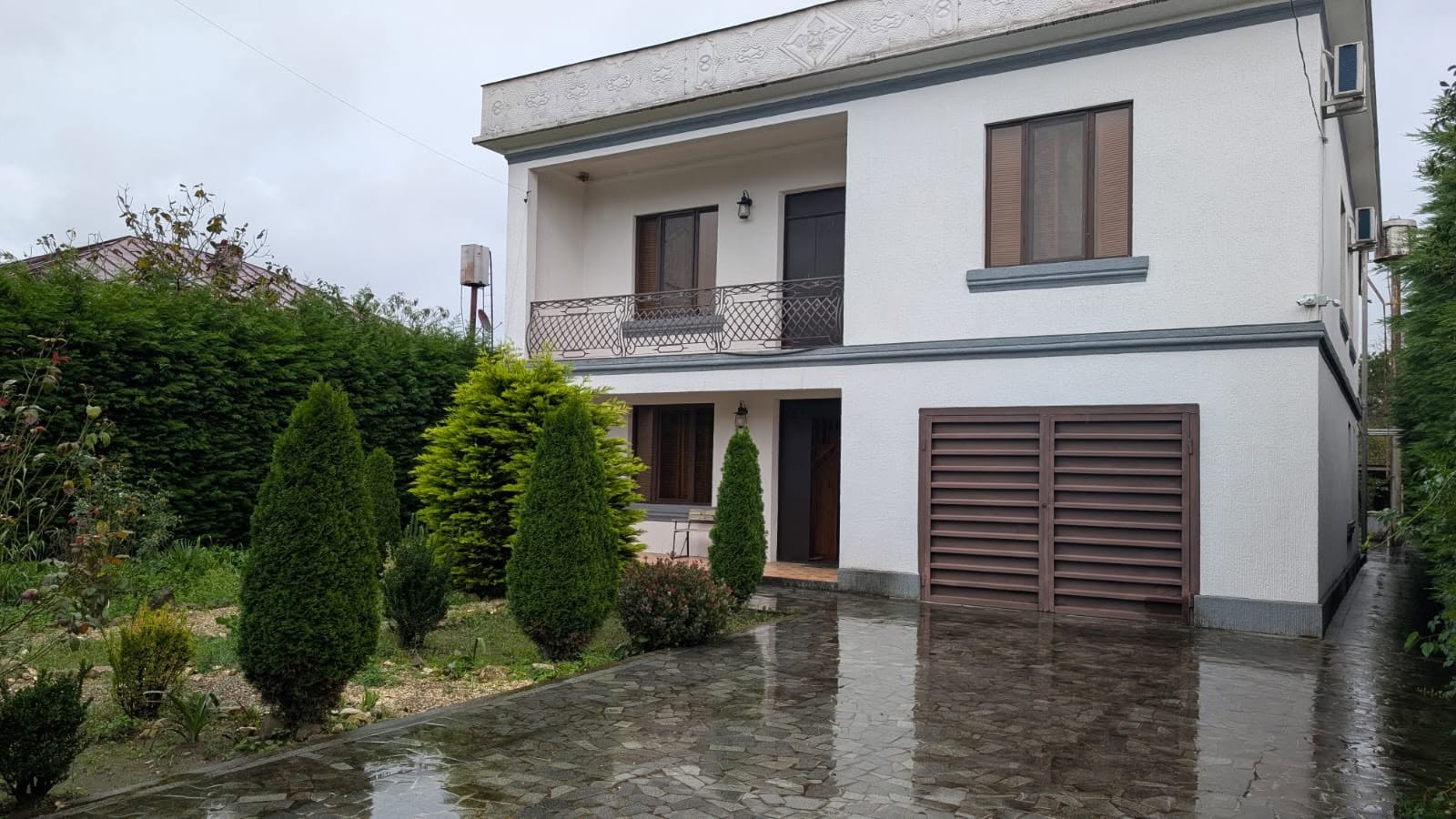 🏡 **В центре города Зугдиди сдается в аренду 2-этажный,