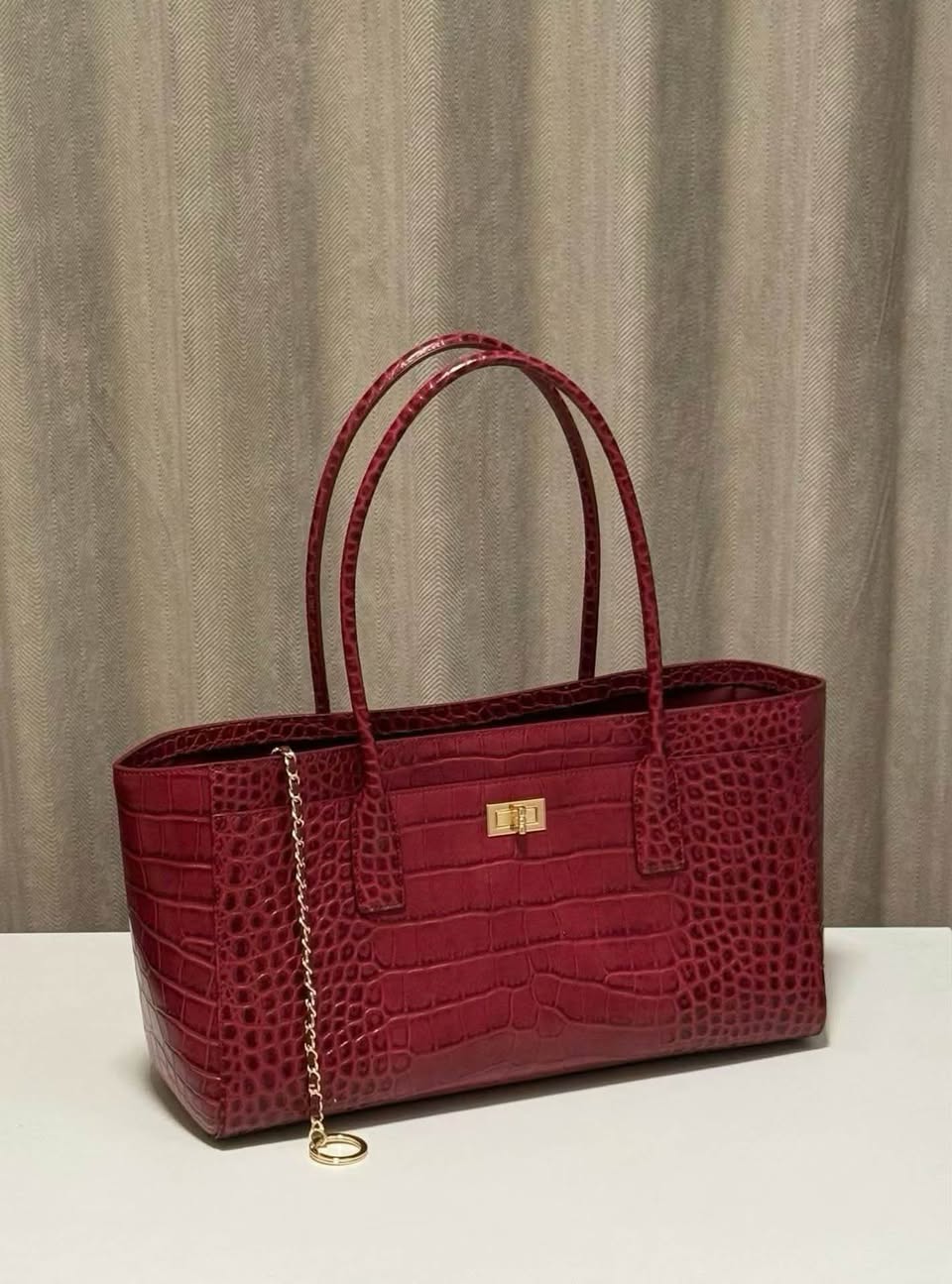 Bordeaux bag with crocodile skin finish