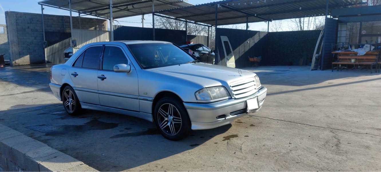 Avtomobil 1998