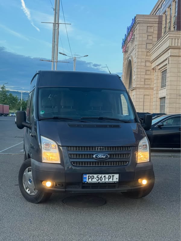Avtomobil