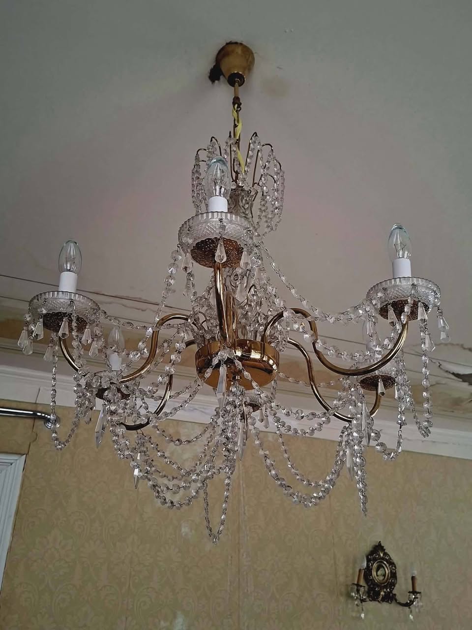 🏡✨ სახლიდან იყიდება! იყიდება ლამაზი ჭაღები,