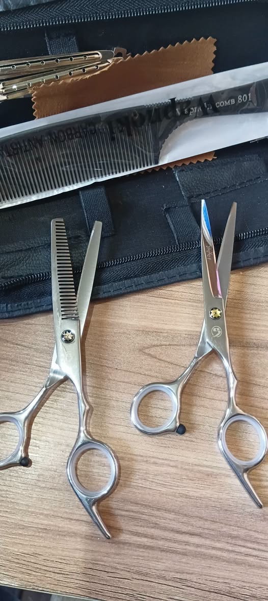 Professional hair cutting scissors with comb