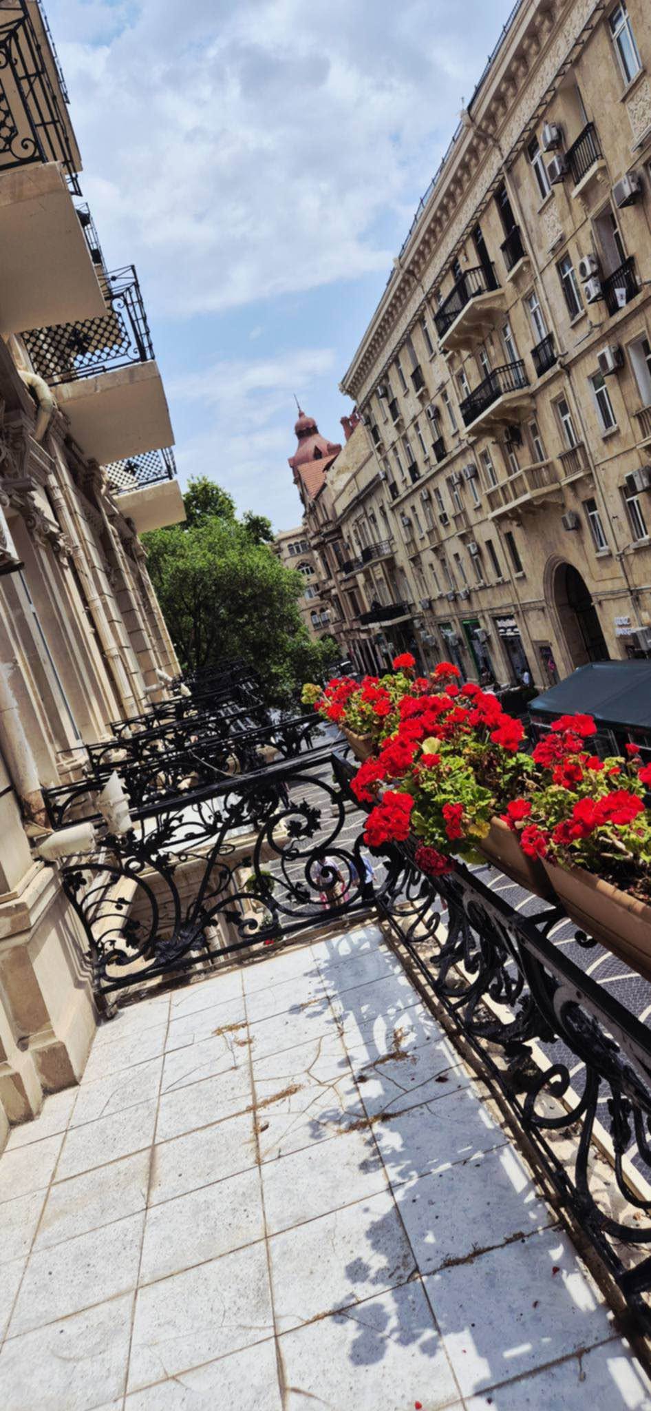 📍 Сдается уникальная двухуровневая винтажная квартира — 1,400₼