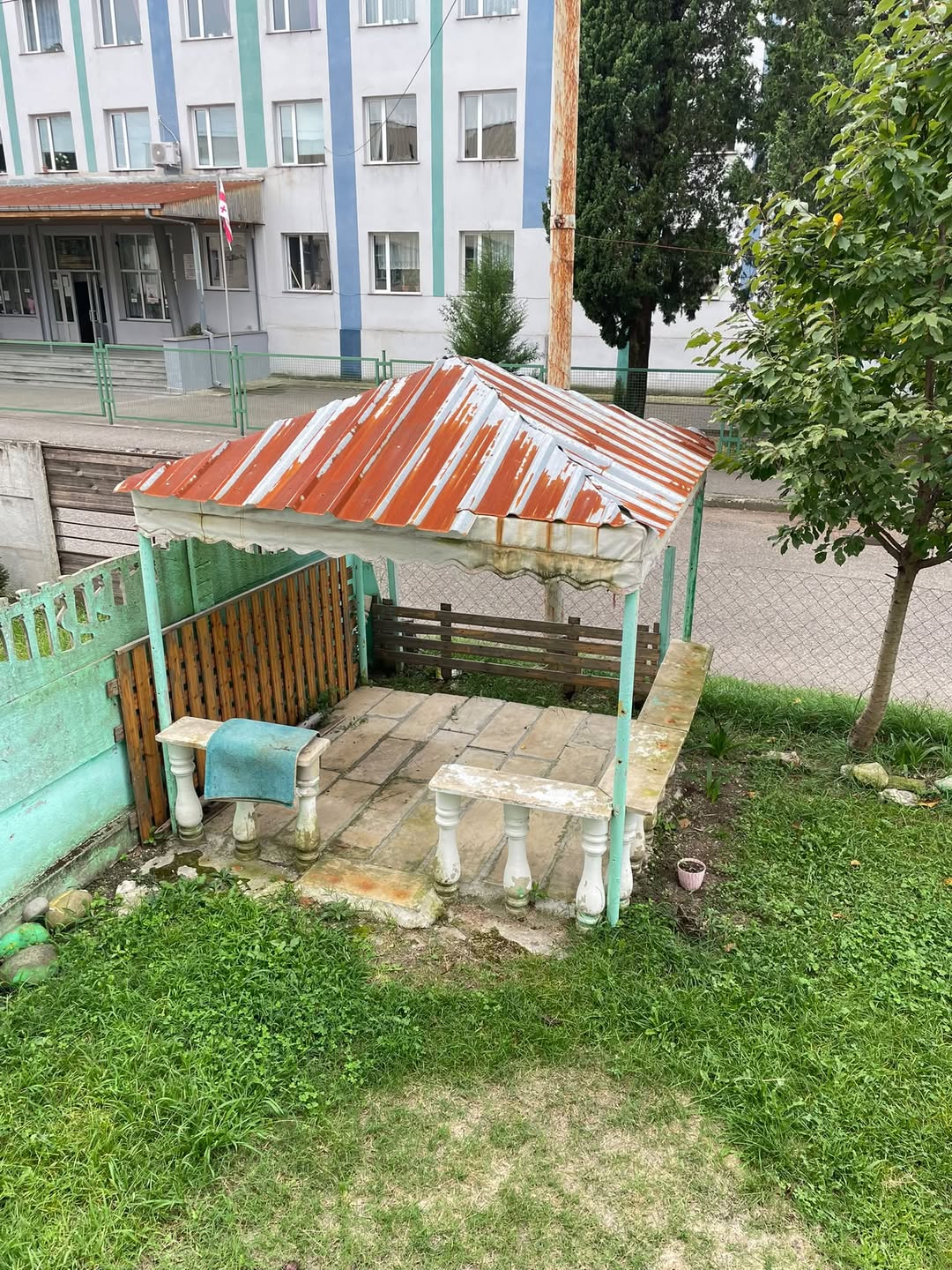 ფაცხა ლითონის სახურავით და სკამებით