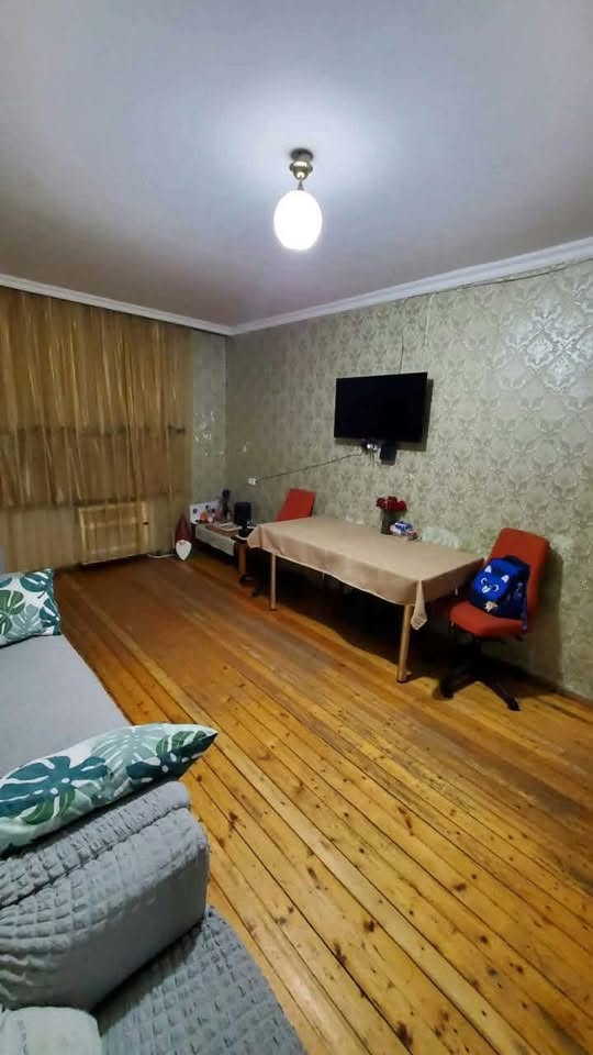 იყიდება ბინა ნუკიაზე გარადოკში 5/1 სართულზე