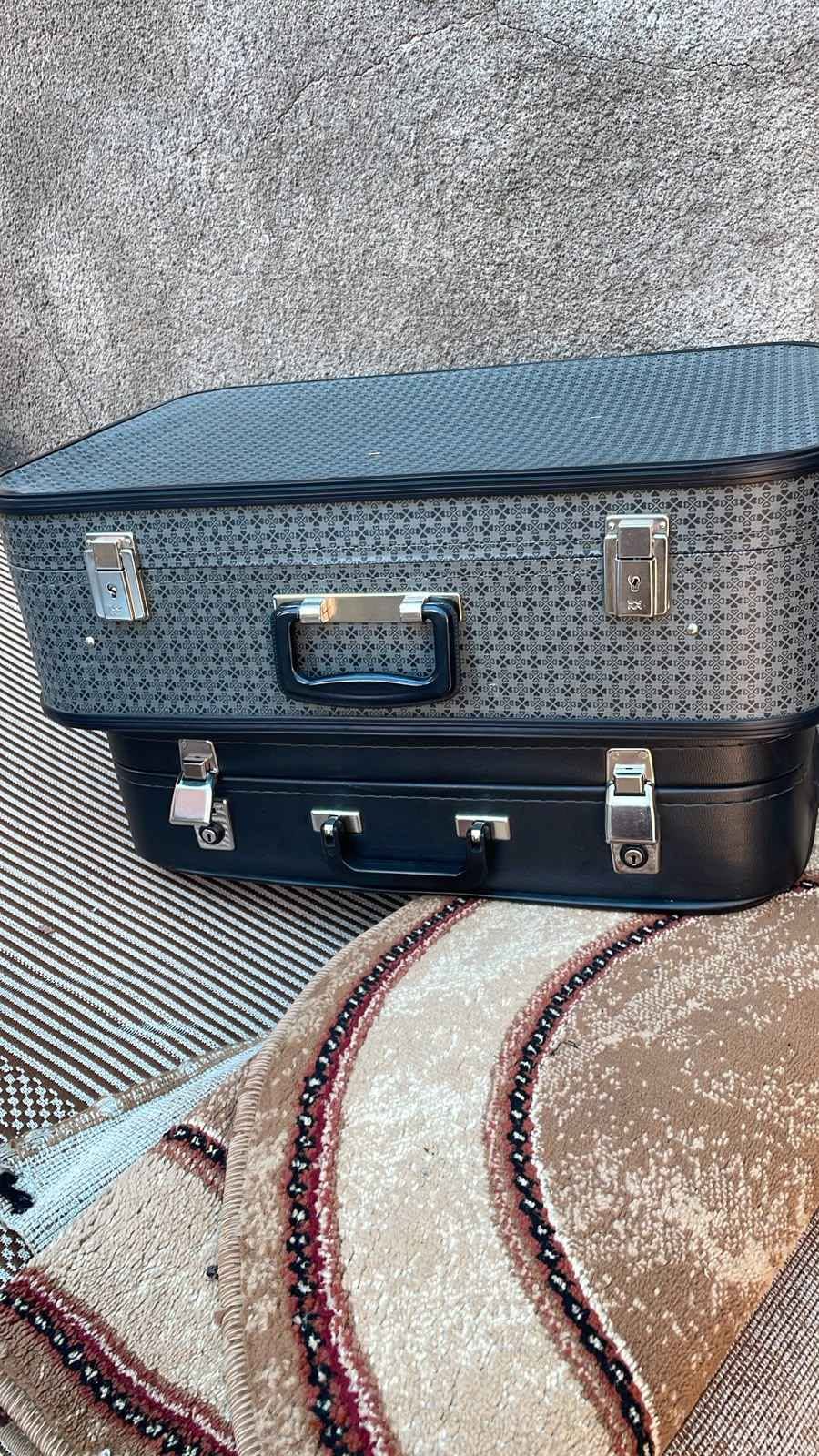 1) Верхний — ретро чехол геометрический