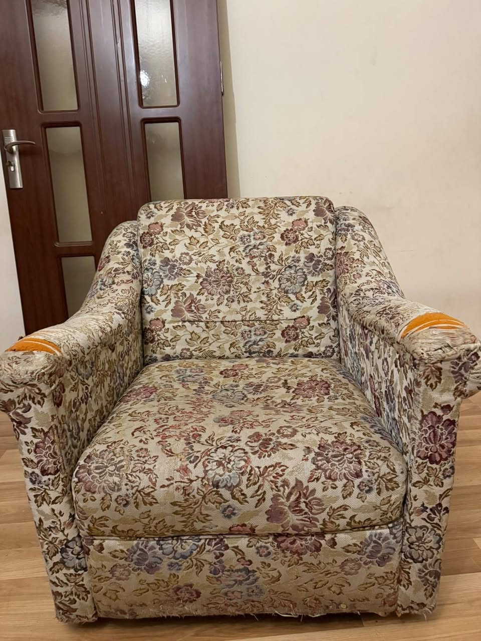Բազկար ծաղկավոր գործվածքով