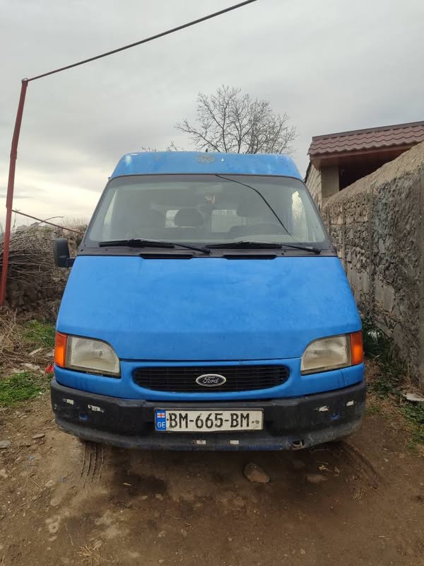 Avtomobil