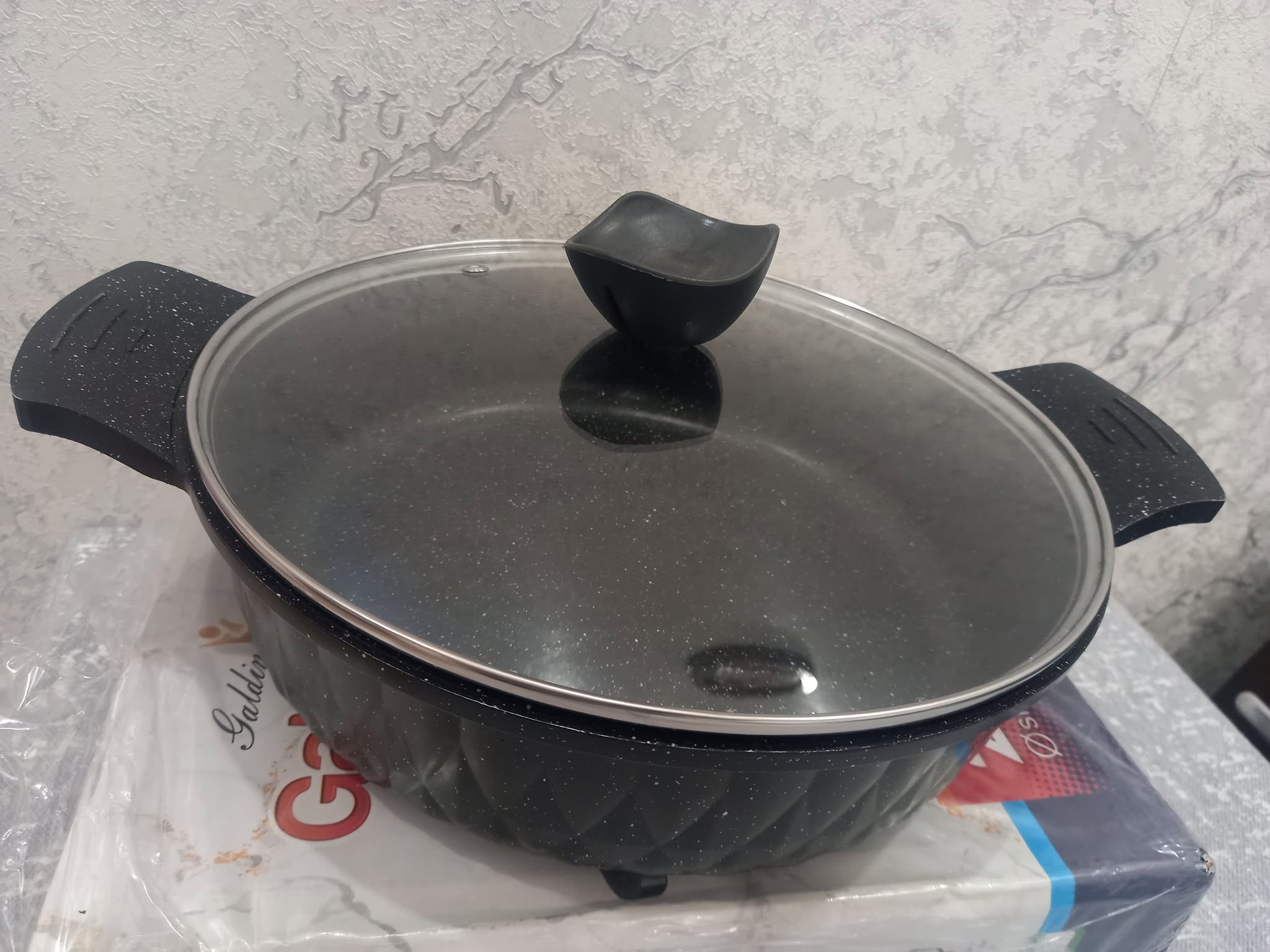 Non-stick cookware pot with glass lid